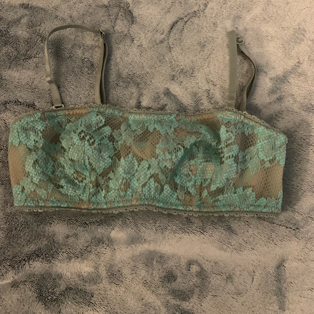 NWT Victoria’s Secret peekaboo lace bra